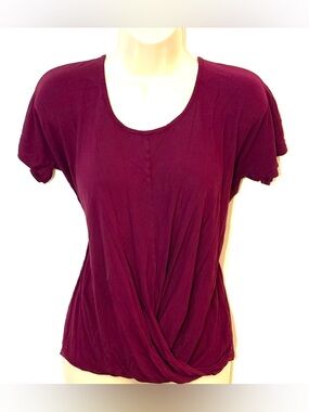 Old Navy Draped Short-Sleeve Twist Hem Tee in Burgundy. Size M. EUC.